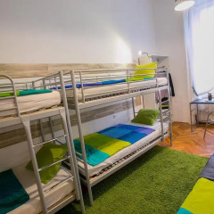 Friends Hostel and Apartments Budapest Стандартный семейный номер с двуспальной кроватью (общая ванная комната) фото 2