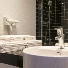 Отель Holiday Inn Express HAMBURG CITY CENTRE Германия, Гамбург - 1 отзыв об отеле, цены и фото номеров - забронировать отель Holiday Inn Express HAMBURG CITY CENTRE онлайн ванная