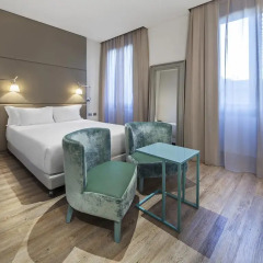 Отель NH Milano Touring 4* Улучшенный номер с различными типами кроватей фото 12