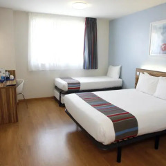 Отель Travelodge Barcelona Poblenou Стандартный номер с различными типами кроватей фото 26