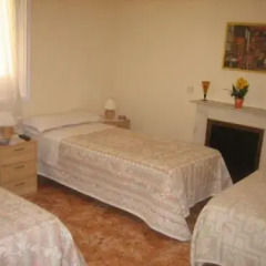 Отель Hostal Conchita II Стандартный семейный номер с двуспальной кроватью (общая ванная комната) фото 3
