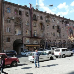 Апартаменты Apartment in House of Classical Armenian Architecture парковка