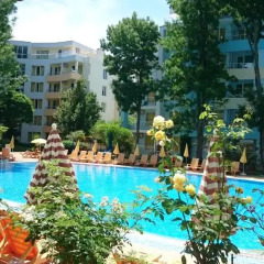 Отель Yassen VIP Apartaments бассейн фото 2