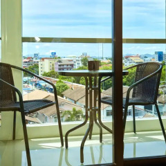 Отель The Chezz Central Condo By Mypattayastay Паттайя балкон