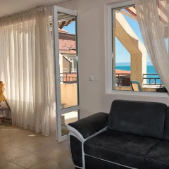 Апартаменты Europe Apartments Поморие комната для гостей фото 2