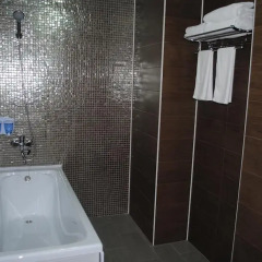 Гостиница Sweet Home Hotel Казахстан, Атырау - отзывы, цены и фото номеров - забронировать гостиницу Sweet Home Hotel онлайн ванная фото 2