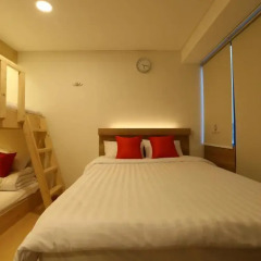 Отель STEP INN Myeongdong 1 3* Стандартный семейный номер с двухъярусной кроватью фото 3