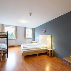 Отель A&O Berlin Friedrichshain 2* Стандартный номер с 2 отдельными кроватями фото 5