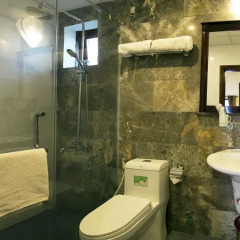 Отель The Corner riverside villa ванная