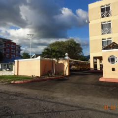 Отель New Kingston Charming & Pristine парковка