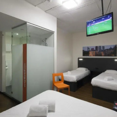 Отель easyHotel Den Haag 2* Стандартный семейный номер разные типы кроватей фото 3