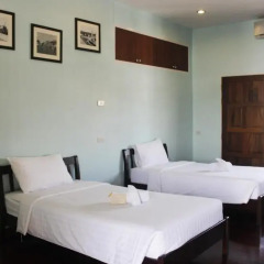 Отель Feung Nakorn Balcony Rooms and Cafe 3* Стандартный семейный номер с различными типами кроватей фото 4