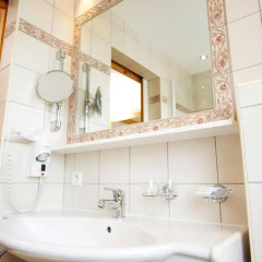 Отель Alpenhotel Laurin 3* Улучшенный номер фото 7