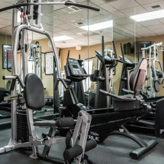Отель Clarion Inn & Suites Clearwater фитнесс-зал