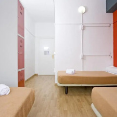 Отель Madrid Motion Hostels 2* Кровать в общем номере с двухъярусной кроватью