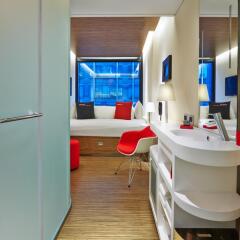 Отель citizenM New York Times Square 4* Стандартный номер с двуспальной кроватью фото 9