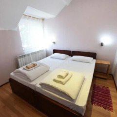 Апартаменты Apartments & Accommodation Stojic Нови Сад сейф в номере