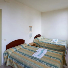 Отель Apartamentos Montserrat Abat Marcet комната для гостей