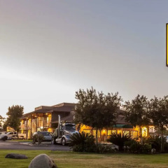 Отель Super 8 by Wyndham Lindsay Olive Tree парковка