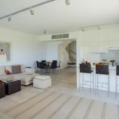 Отель Kerri W Seafront Villa интерьер отеля