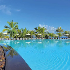 Отель Victoria Beachcomber Resort & Spa бассейн