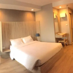 Отель Baan Tanwa - MRT Ratchadapisek 3* Улучшенный номер с различными типами кроватей фото 2