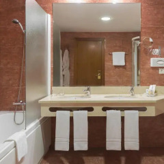 Отель Holiday Inn Madrid - Calle Alcala 4* Люкс с различными типами кроватей фото 3