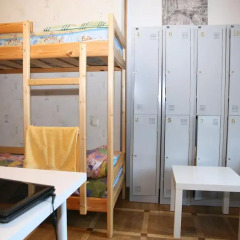 Гостиница Happy House Кровать в мужском общем номере с двухъярусной кроватью