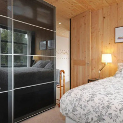 Отель The Boat House сейф в номере