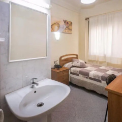 Отель Hostal Sans Номер с общей ванной комнатой с различными типами кроватей (общая ванная комната)
