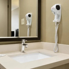 Отель Travelodge by Wyndham Toronto East 2* Стандартный номер с различными типами кроватей фото 6