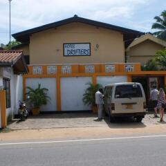 Drifters Hotel & Beach Restaurant парковка