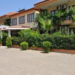 Moms Hotel парковка