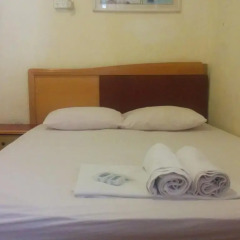 Momos Hostel Стандартный номер с двуспальной кроватью (общая ванная комната)