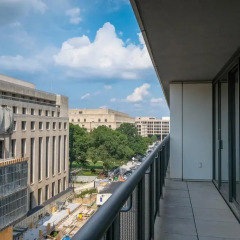 Отель Bridgestreet at Newseum Residences балкон