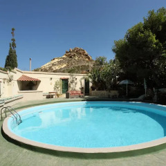 Отель Derek's Marsalforn Home бассейн