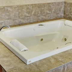 Отель Days Inn & Suites by Wyndham Brooks спа