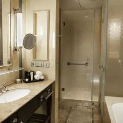 Отель The Langham, Shenzhen Китай, Шэньчжэнь - отзывы, цены и фото номеров - забронировать отель The Langham, Shenzhen онлайн ванная