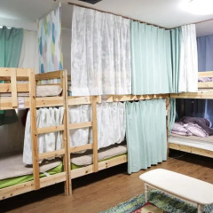 Отель Hikari House Кровать в мужском общем номере