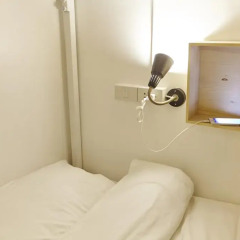 Отель LiveItUp Asok by D Varee Кровать в общем номере фото 11