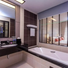 Отель Deevana Plaza Phuket 4* Номер Делюкс с двуспальной кроватью фото 7