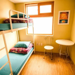 Kimchee Sinchon Guesthouse - Hostel Стандартный номер с 2 отдельными кроватями фото 12