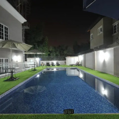 Апартаменты Sheer Luxury Apartments and Suites бассейн