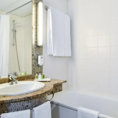 Отель NH Collection Frankfurt City 4* Улучшенный номер с различными типами кроватей фото 10