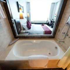 The Hanoi Club Hotel & Lake Palais Residences 4* Улучшенный номер с двуспальной кроватью фото 4