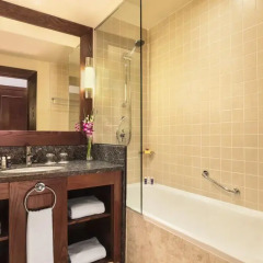 JA Ocean View Hotel 5* Стандартный номер с двуспальной кроватью фото 4