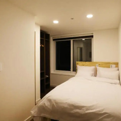 Отель STEP INN Myeongdong 1 3* Стандартный номер с двуспальной кроватью фото 3