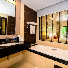 Отель Deevana Plaza Phuket 4* Номер Делюкс с двуспальной кроватью