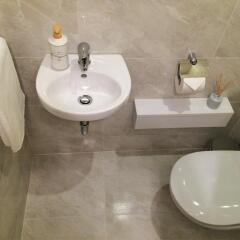 Отель Chestnut Suite - Luxury Home Downtown ванная