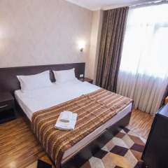 Hotel SunRise Osh Стандартный номер с двуспальной кроватью